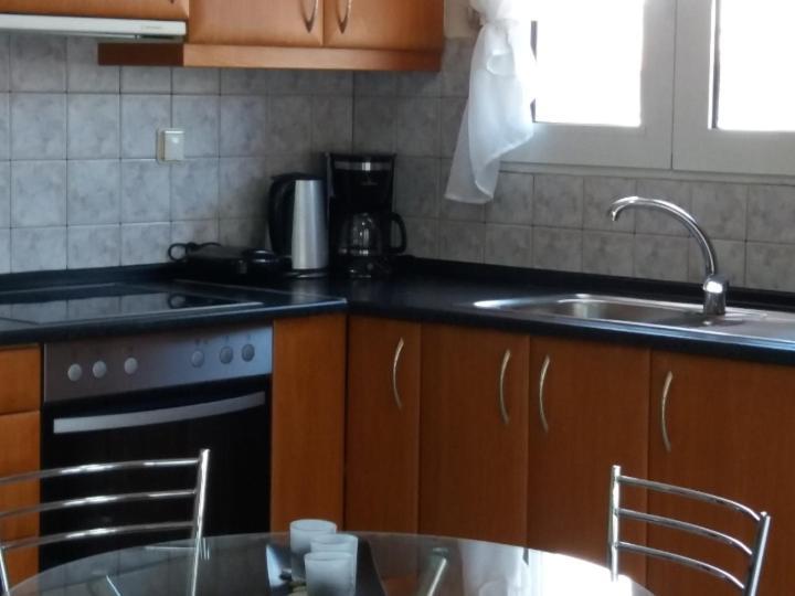 Elegant Apartment Near The Beach Néa Péramos Kültér fotó