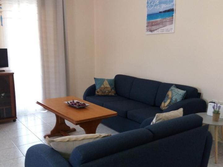 Elegant Apartment Near The Beach Néa Péramos Kültér fotó