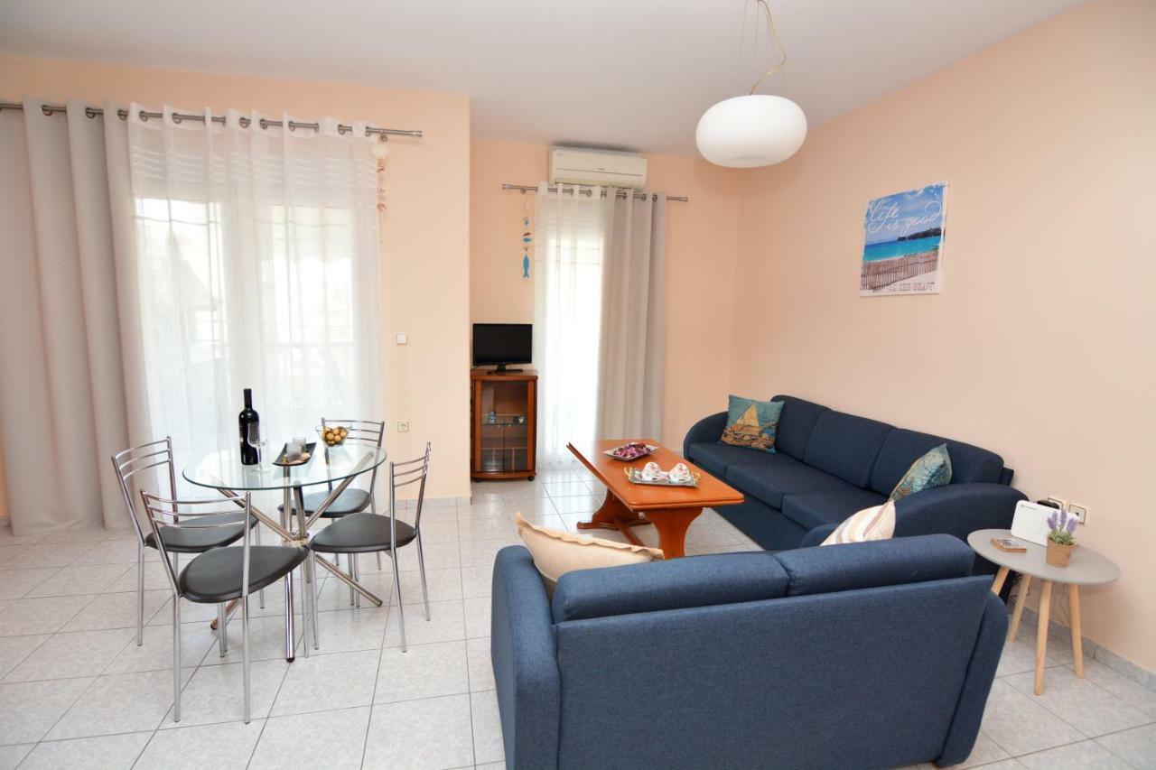 Elegant Apartment Near The Beach Néa Péramos Kültér fotó