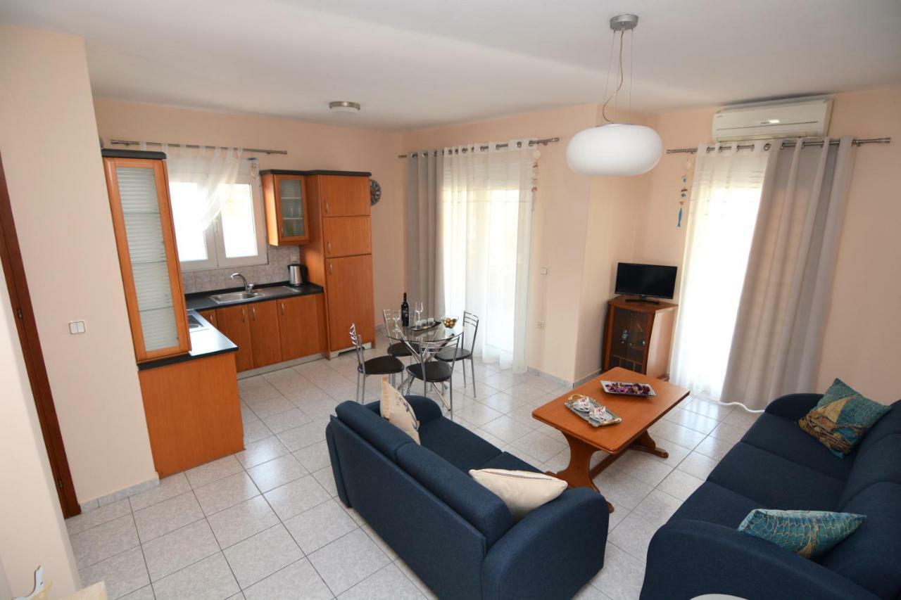 Elegant Apartment Near The Beach Néa Péramos Kültér fotó